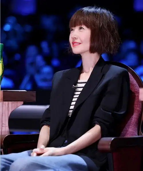 "在《脱口秀大会5》中,新晋领笑员陈鲁豫贡献了最新"笑果",上述片段在