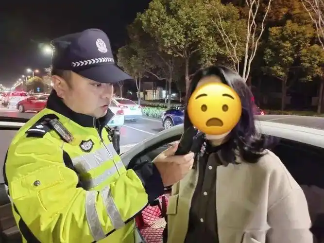 到达现场后,民警发现一名女子坐在宝马车驾驶座上,随即让该女子下车