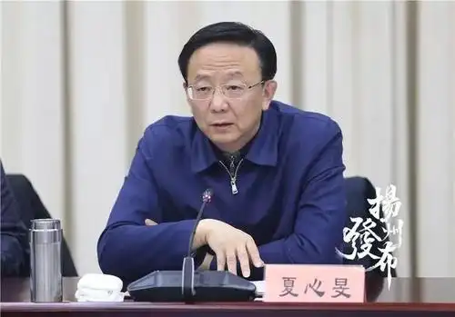 "有多少外来人口?有没有发烧症状?"张叶飞边走边问.