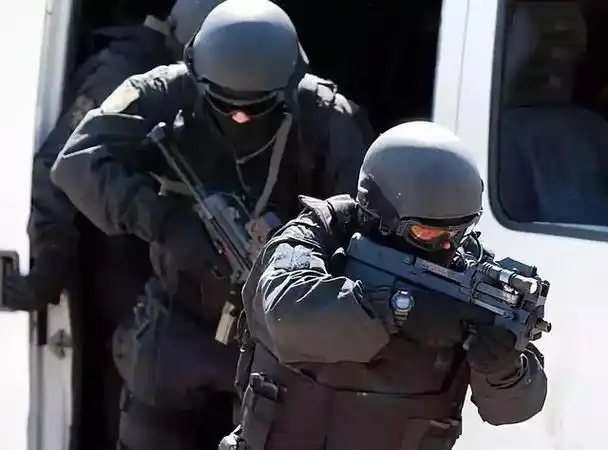 p90这支造型奇葩的冲锋枪,凭什么能一枪打穿防弹衣?