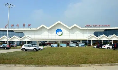 瞧,这就是九华山机场,不大,但挺精致的,对吧?