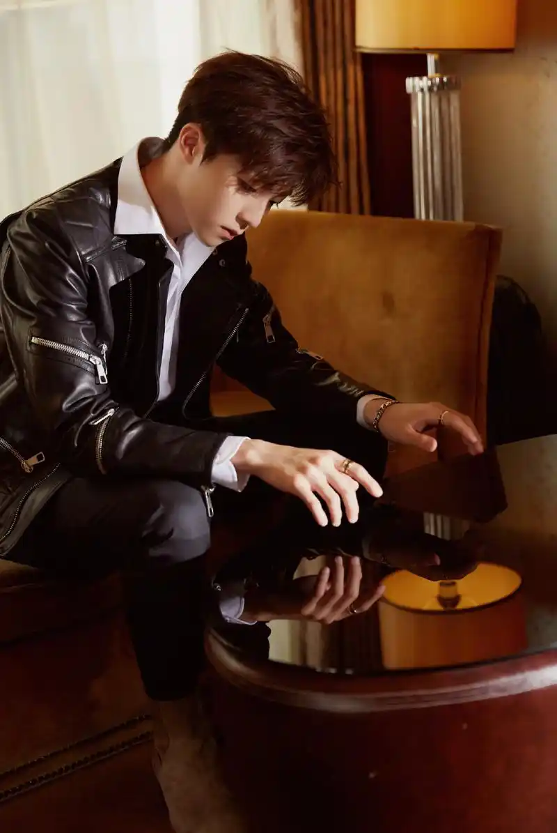 陈立农今日活动造型高清图释出 黑色皮夹克的超a农农