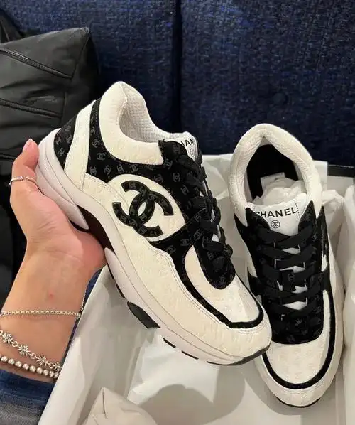 chanel香奈儿22a新款黑白暗纹满logo运动鞋