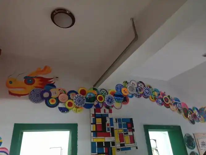 最终有每个孩子参与,我们完成了一幅立体的环创作品.