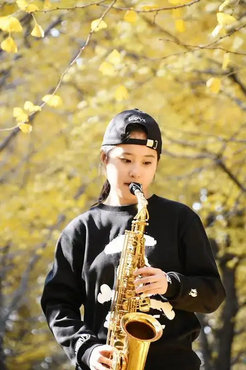 吹萨克斯的女孩