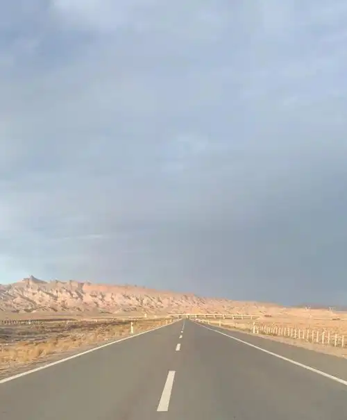 原因我们没去敦煌西线,直接到大柴旦,一路上经过当今山7915无人区