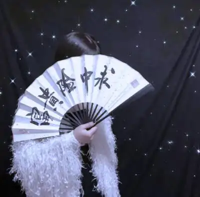 拿扇子的女生头像