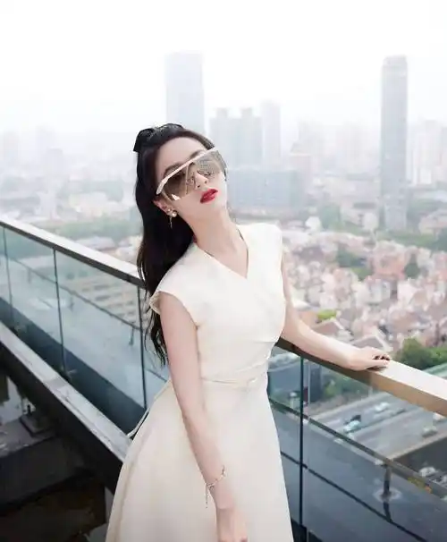 袁冰妍白色v领礼服红唇性感写真_袁冰妍_礼服_红唇