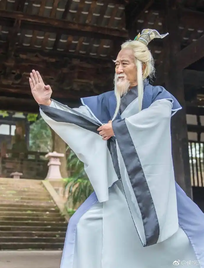 制片人余泓葳先生,邀我赴峨眉山参加电影"神龙大战"拍摄.