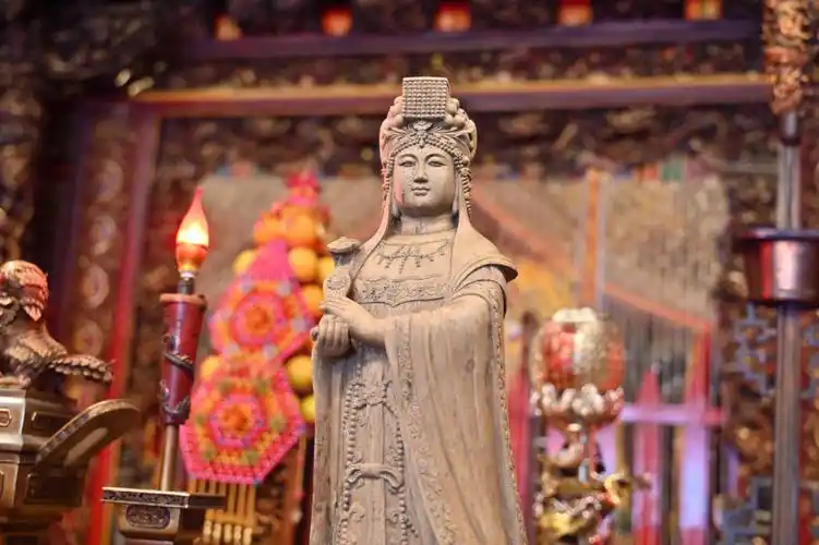 会董事长林金赞代表祖庙董事会接收了彭一鸣先生雕刻的沉香妈祖神像