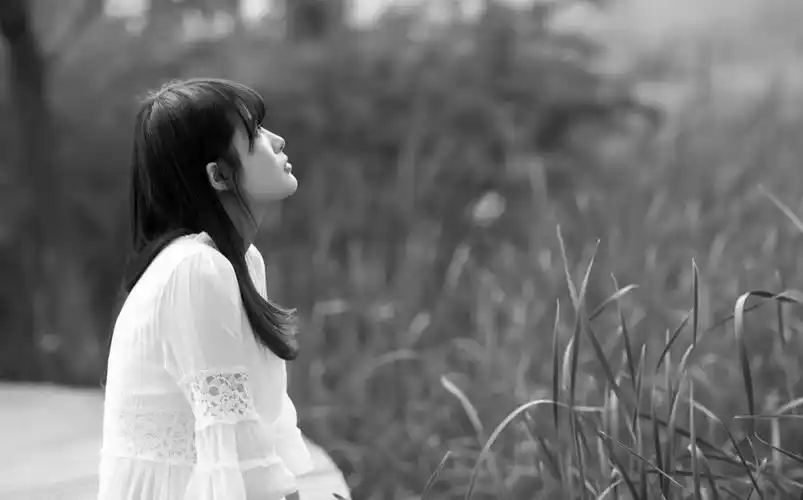 黑白色 忧郁的女孩