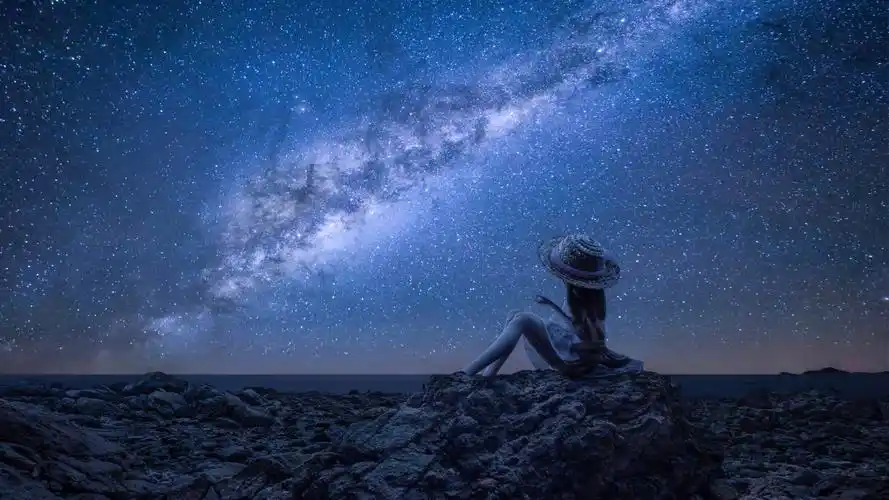 星空银河星星岩石女孩帽子心事愿望盼望风景壁纸