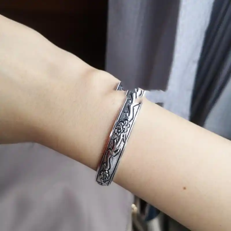 超显白 | 瑞银鸟手工浮雕老银手镯 今天入手了一个潘大师手工浮雕的老