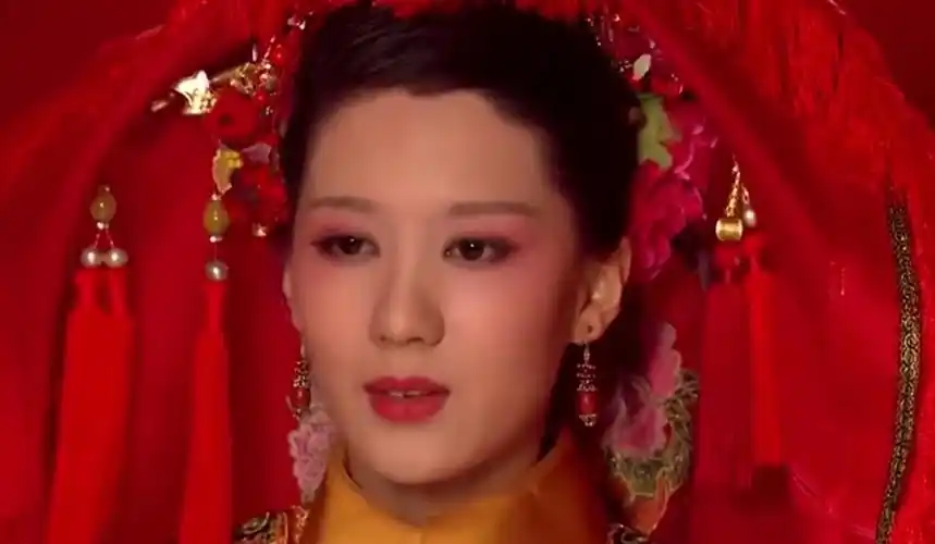 甄嬛传:孟静娴的实力有多可怕?从出嫁的头饰,就注定浣碧必输!