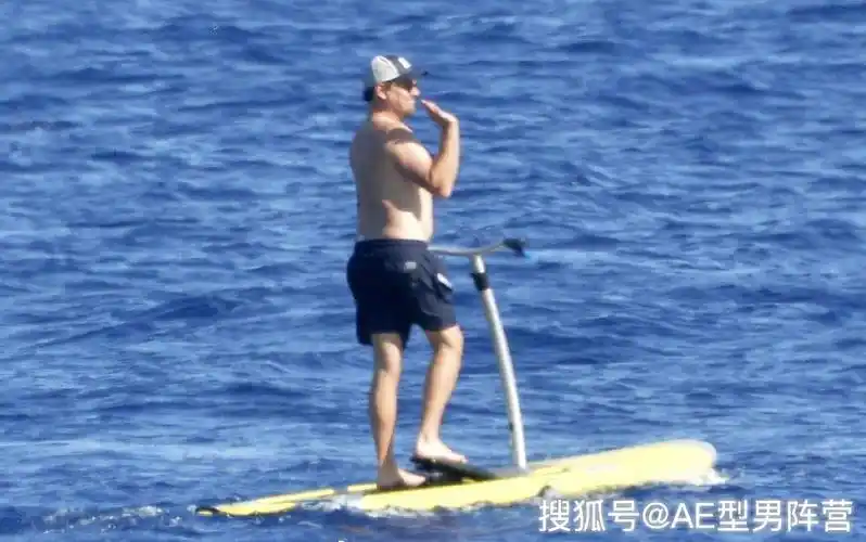 捧腹!"小李子"莱昂纳多海上冲浪,疯狂摆姿势供狗仔队拍照