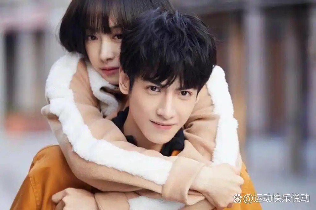 罗云熙与宋茜自拍 罗云熙在微博上发布了一张与宋茜的合照,两人关系