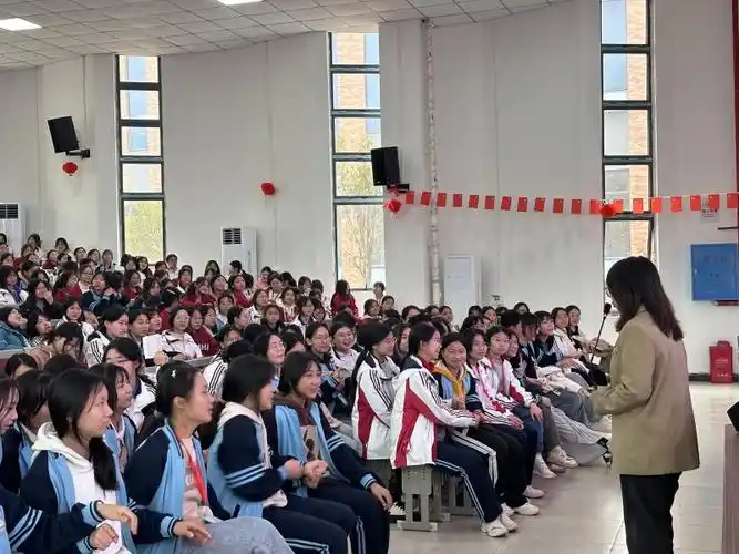 宁远三中举办青春期女生专题讲座全方位关注女生成长