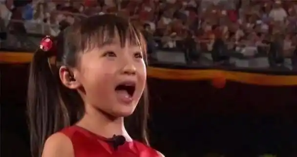 9岁女孩奥运会假唱,被美媒称为十大丑闻,12年过去她过得怎样了|童星