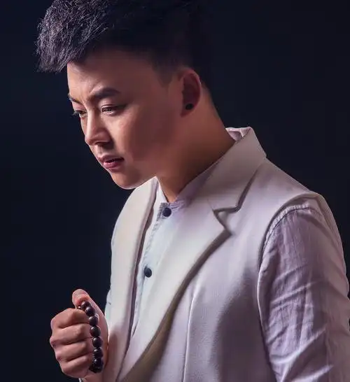 提到火勒,首先想到的是他帅气阳光的暖男形象,作为80后艺人,火勒多年