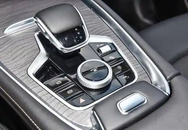 此外,新车还提供了18英寸轮毂