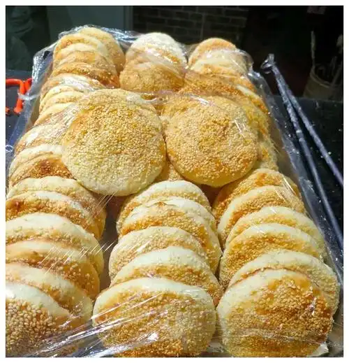 商丘最火爆的"烧饼",一元一个,一天卖三袋面,出摊就排队!