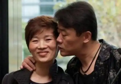 胡洁比周立波整整大了6岁,都说女大三抱金砖,周立波这一下子可抱了两