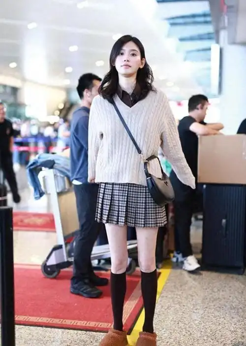 奚梦瑶现身上海机场身着毛衣百褶裙简约清新