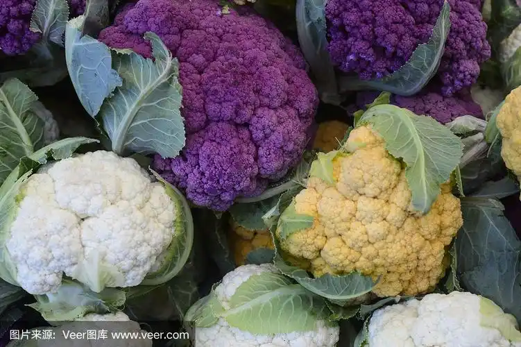 农贸市场的彩色有机菜花特写