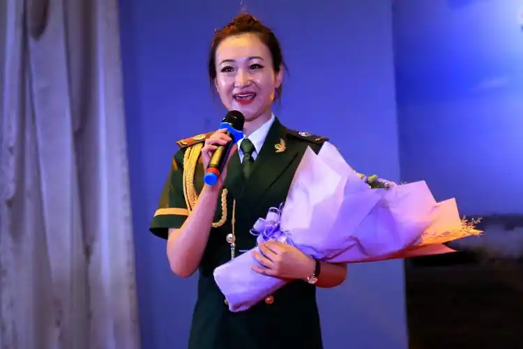 湖北省国防文工团走进驻汉空降兵部队慰问演出走进新时代共筑强军梦