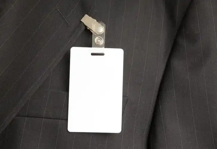 商务黑色西装上的空白工作证胸牌