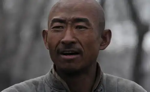 还有一位王有胜的扮演者,在剧中算是一个笑点,那一段被人打的戏份