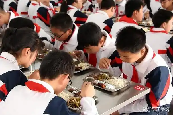 11月8日,有湖南网友发视频称:在怀化市鹤城区舞水小学西校区食堂,有