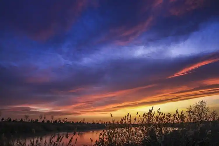 宁夏银川天空的火烧云,漫天绚烂,色彩斑斓.
