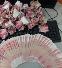 玫瑰哥用近20万人民币折成玫瑰 打算求婚