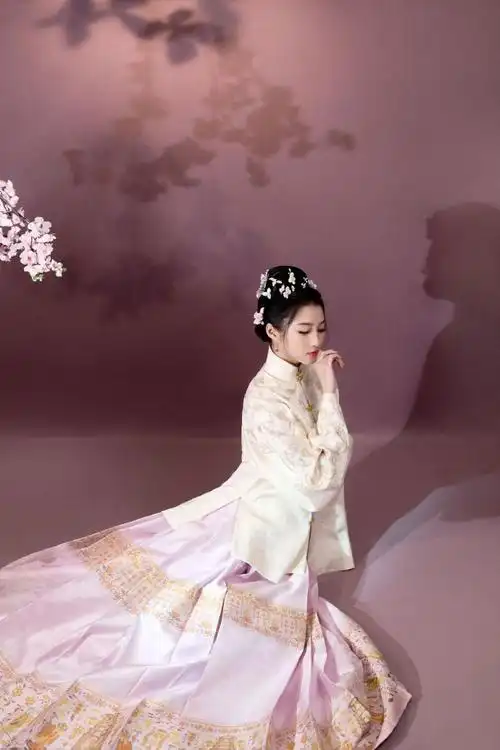 关晓彤明制汉服##关晓彤的汉服纹着吉祥