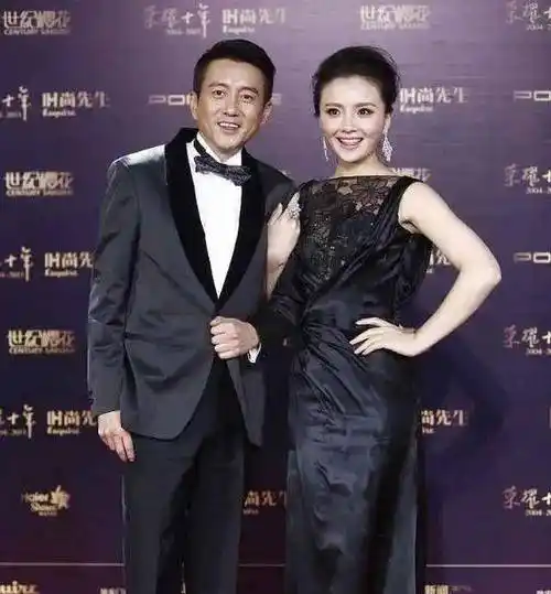 穿露背裙带老公一起走红毯,老夫老妻又搂腰又亲吻_时尚_蔡远航_经典