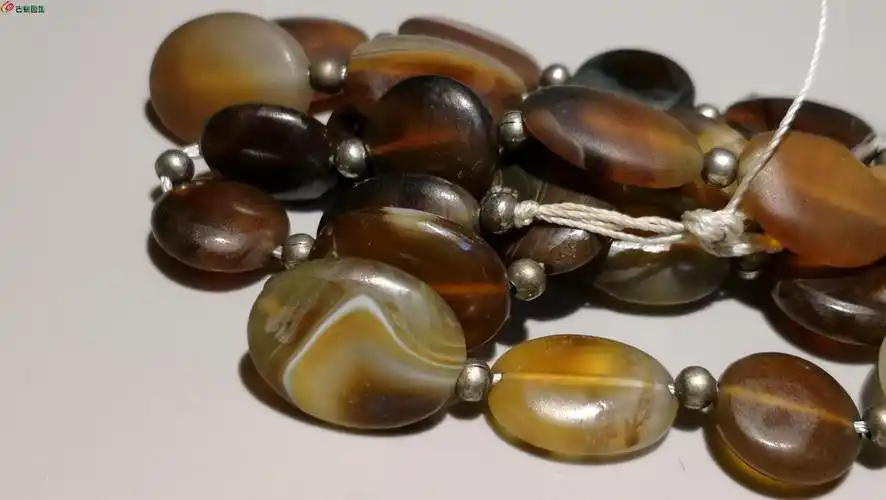 5.26 西亚糖色老缠丝玛瑙扁珠一大条