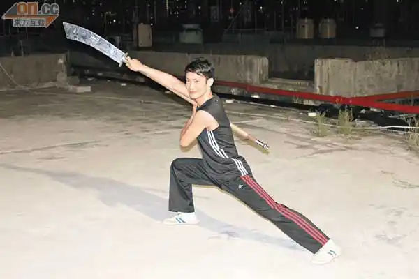 敖嘉年舞刀弄枪架势十足.