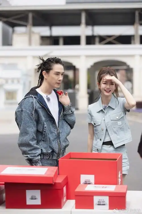 戚薇李承铉情侣造型录节目##李承铉用锣给戚薇遮阳好甜##盒子里的猫