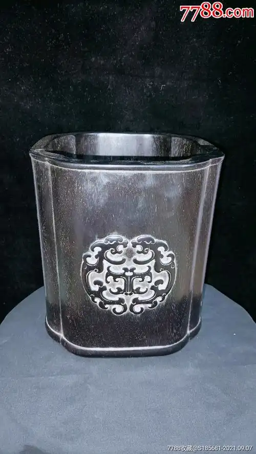 晚清小叶紫檀笔筒