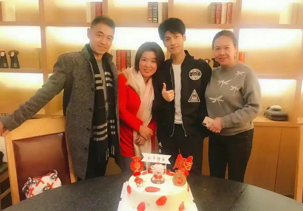 罗云熙小时候的照片爆出,从小就是帅哥,一家子的高颜值,妈妈漂亮爸爸