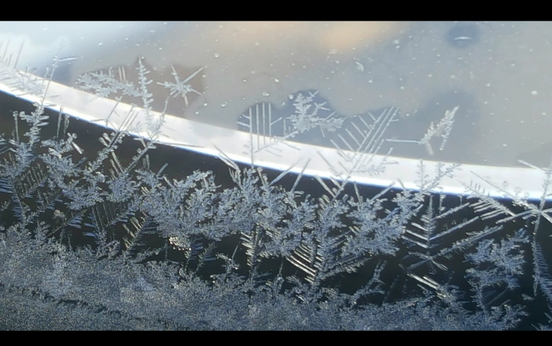 飞机眩窗玻璃上的小美好,儿时的记忆--冰花