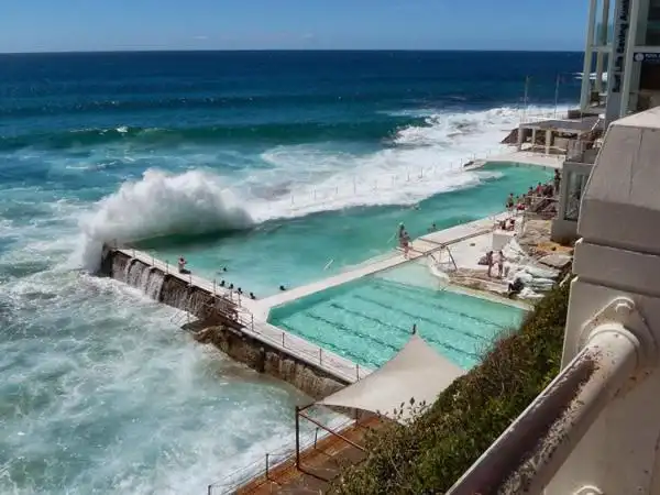 盘点世界上最奇葩的游泳池 美得想哭!