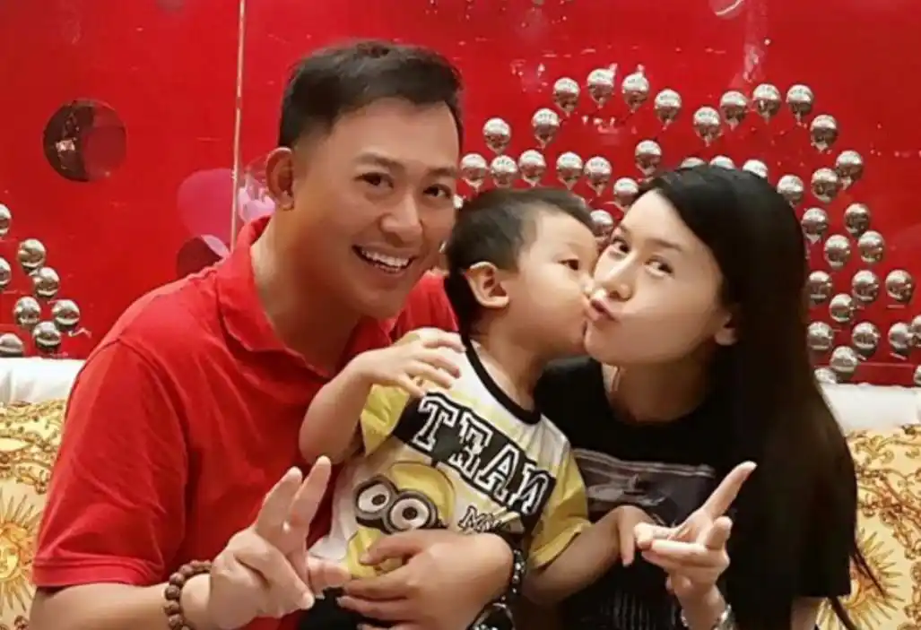 "黄海冰妻子"甄锡:嫁大12岁丈夫,5年生一双儿女,越活越美丽