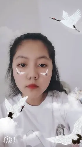 这个大眼睛高鼻梁的漂亮小姑娘就是在五年级时转学过来的同学周贝阳.