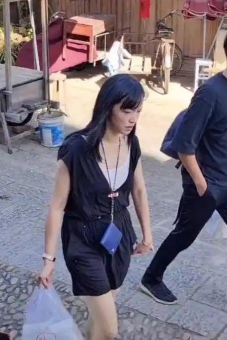 姚晨|姚晨回乡下素颜变大妈,走路驼背含身材完全认不出,遇人微笑有