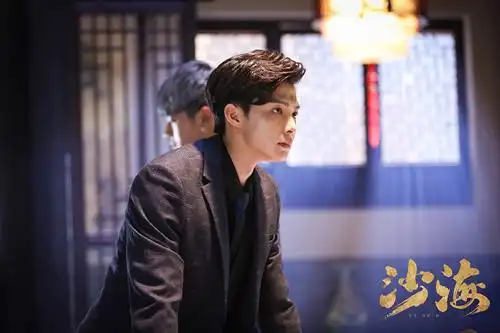 张铭恩沙海上演西装杀直男式恋爱持续发糖