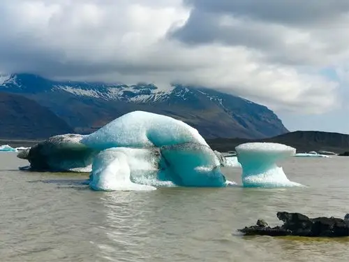 这是冰川融水后的冰块