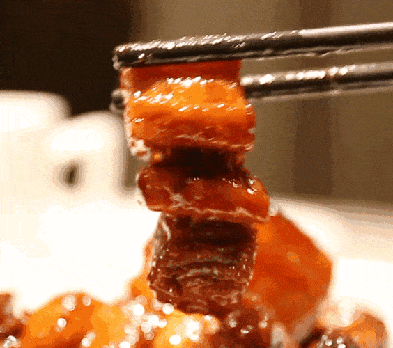 特别值得一试的招牌菜包括脆皮金沙参,清汤响螺片和红酒焖雪花牛肉.