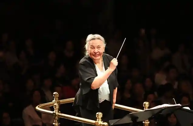 专访中国第一女指挥家郑小瑛